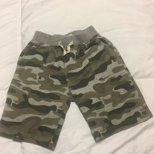 Boys camo sweat shorts. Size M (6/7).